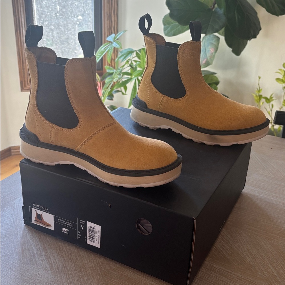 Sorel Women's Hi-Line Chelsea Boots, size 7